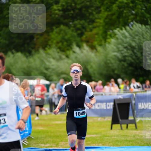 30.08.2026 - Elbe Triathlon Hamburg LAZAROV Photography http://msf.ph/oto/10057414 30.08.2026 11:19:13 Ziel 1049, 1083 meine-sportfotos.de