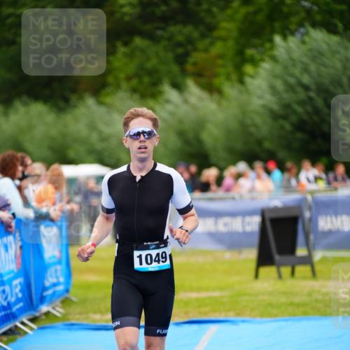 30.08.2026 - Elbe Triathlon Hamburg LAZAROV Photography http://msf.ph/oto/10057420 30.08.2026 11:19:13 Ziel 1049, 1083 meine-sportfotos.de