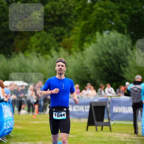 30.08.2026 - Elbe Triathlon Hamburg LAZAROV Photography http://msf.ph/oto/10057425 30.08.2026 11:19:22 Ziel 995, 1044 meine-sportfotos.de