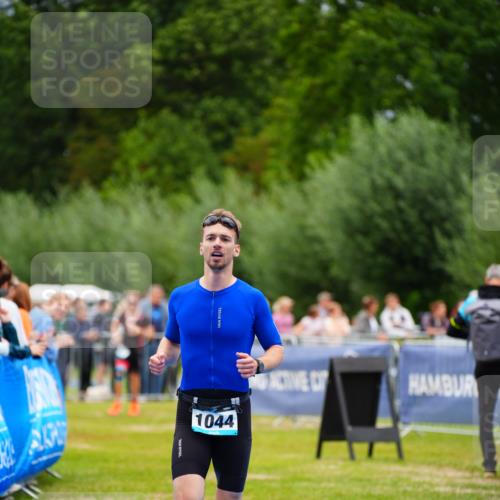 30.08.2026 - Elbe Triathlon Hamburg LAZAROV Photography http://msf.ph/oto/10057427 30.08.2026 11:19:22 Ziel 995, 1044 meine-sportfotos.de