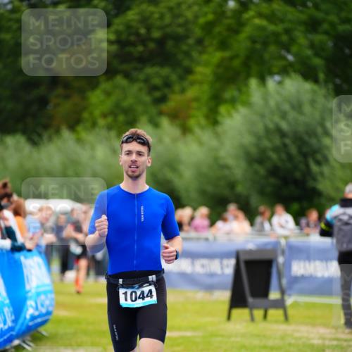 30.08.2026 - Elbe Triathlon Hamburg LAZAROV Photography http://msf.ph/oto/10057429 30.08.2026 11:19:23 Ziel 995, 1044 meine-sportfotos.de