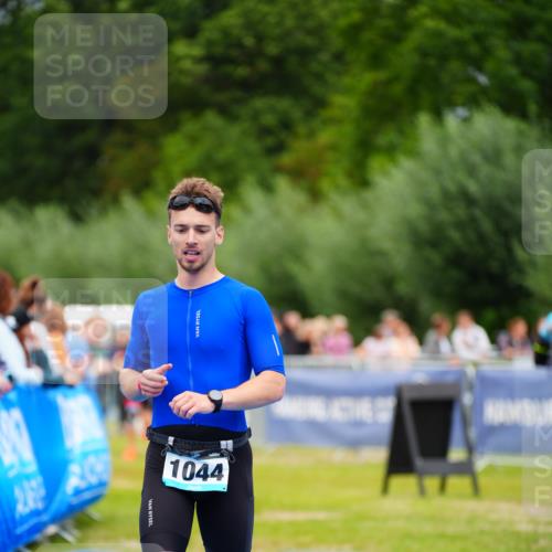 30.08.2026 - Elbe Triathlon Hamburg LAZAROV Photography http://msf.ph/oto/10057432 30.08.2026 11:19:23 Ziel 995, 1044 meine-sportfotos.de