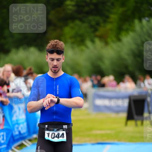 30.08.2026 - Elbe Triathlon Hamburg LAZAROV Photography http://msf.ph/oto/10057435 30.08.2026 11:19:24 Ziel 995, 1044 meine-sportfotos.de