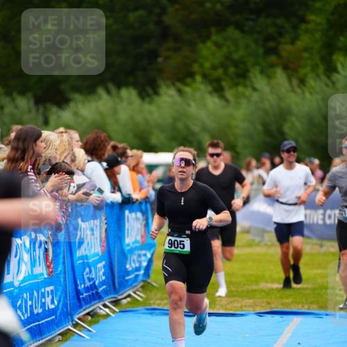 30.08.2026 - Elbe Triathlon Hamburg LAZAROV Photography http://msf.ph/oto/10057466 30.08.2026 11:19:38 Ziel 950, 1091, 1108, 1111 meine-sportfotos.de