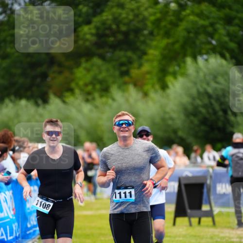 30.08.2026 - Elbe Triathlon Hamburg LAZAROV Photography http://msf.ph/oto/10057471 30.08.2026 11:19:40 Ziel 1091, 1108, 1111 meine-sportfotos.de