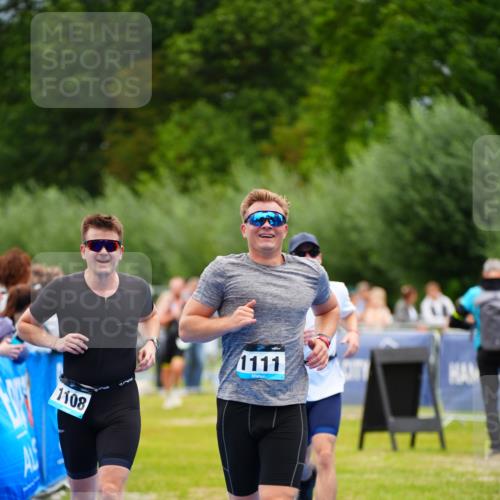30.08.2026 - Elbe Triathlon Hamburg LAZAROV Photography http://msf.ph/oto/10057472 30.08.2026 11:19:40 Ziel 1091, 1108, 1111 meine-sportfotos.de