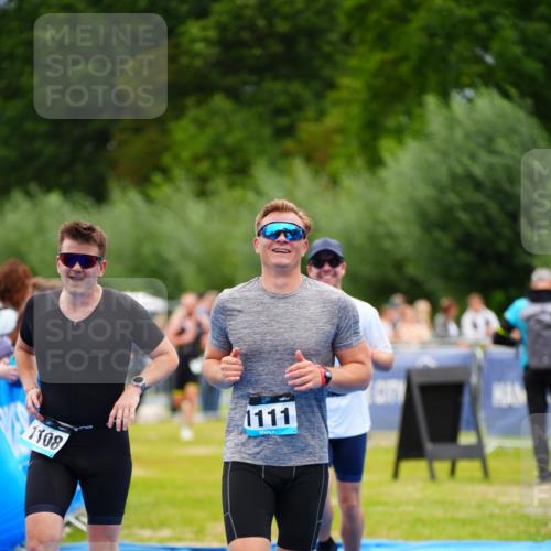 30.08.2026 - Elbe Triathlon Hamburg LAZAROV Photography http://msf.ph/oto/10057474 30.08.2026 11:19:41 Ziel 1091, 1108, 1111 meine-sportfotos.de