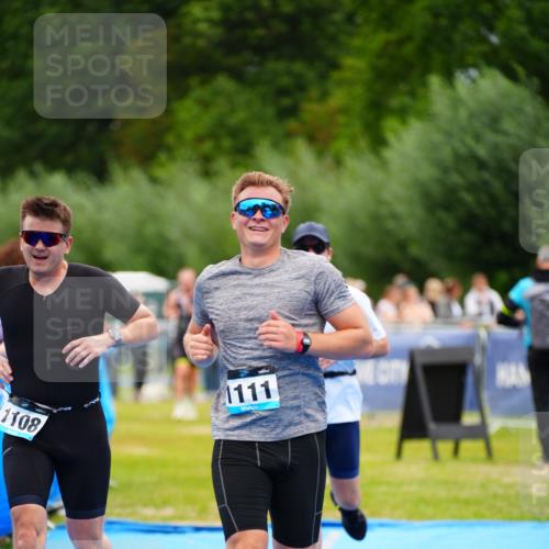 30.08.2026 - Elbe Triathlon Hamburg LAZAROV Photography http://msf.ph/oto/10057475 30.08.2026 11:19:41 Ziel 1091, 1108, 1111 meine-sportfotos.de