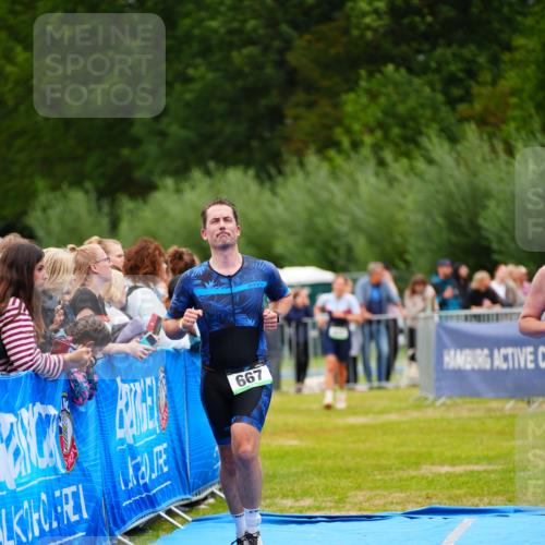 30.08.2026 - Elbe Triathlon Hamburg LAZAROV Photography http://msf.ph/oto/10057491 30.08.2026 11:19:48 Ziel 667, 704 meine-sportfotos.de