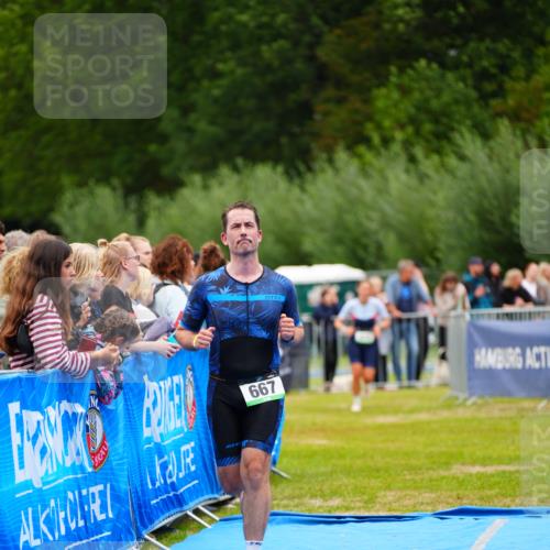 30.08.2026 - Elbe Triathlon Hamburg LAZAROV Photography http://msf.ph/oto/10057493 30.08.2026 11:19:48 Ziel 667, 704 meine-sportfotos.de