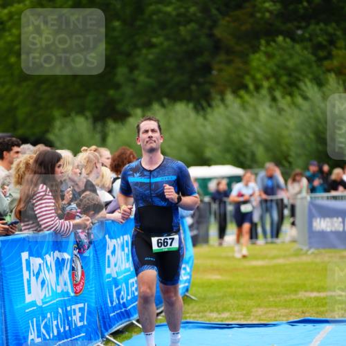 30.08.2026 - Elbe Triathlon Hamburg LAZAROV Photography http://msf.ph/oto/10057494 30.08.2026 11:19:49 Ziel 667, 704 meine-sportfotos.de