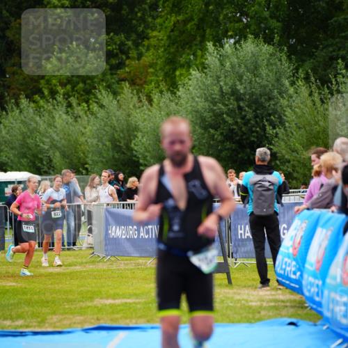 30.08.2026 - Elbe Triathlon Hamburg LAZAROV Photography http://msf.ph/oto/10057496 30.08.2026 11:19:49 Ziel 667, 704 meine-sportfotos.de