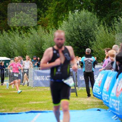 30.08.2026 - Elbe Triathlon Hamburg LAZAROV Photography http://msf.ph/oto/10057497 30.08.2026 11:19:50 Ziel 667, 704 meine-sportfotos.de