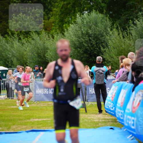 30.08.2026 - Elbe Triathlon Hamburg LAZAROV Photography http://msf.ph/oto/10057499 30.08.2026 11:19:50 Ziel 667, 704 meine-sportfotos.de