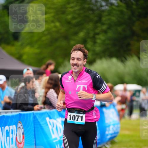 30.08.2026 - Elbe Triathlon Hamburg LAZAROV Photography http://msf.ph/oto/10057527 30.08.2026 11:20:01 Ziel 572, 725, 1071 meine-sportfotos.de