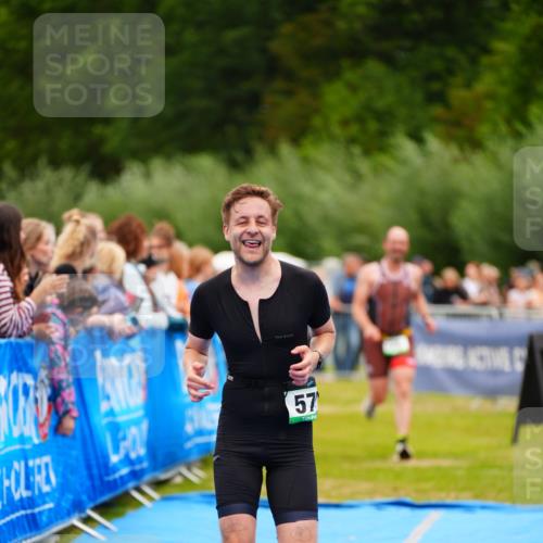 30.08.2026 - Elbe Triathlon Hamburg LAZAROV Photography http://msf.ph/oto/10057531 30.08.2026 11:20:04 Ziel 572, 725, 1071 meine-sportfotos.de