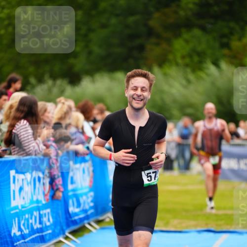 30.08.2026 - Elbe Triathlon Hamburg LAZAROV Photography http://msf.ph/oto/10057532 30.08.2026 11:20:04 Ziel 572, 725, 1071 meine-sportfotos.de