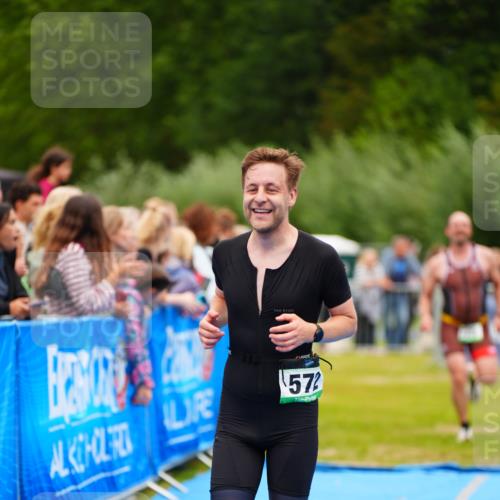 30.08.2026 - Elbe Triathlon Hamburg LAZAROV Photography http://msf.ph/oto/10057534 30.08.2026 11:20:04 Ziel 572, 725, 1071 meine-sportfotos.de