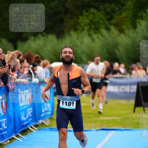 30.08.2026 - Elbe Triathlon Hamburg LAZAROV Photography http://msf.ph/oto/10057597 30.08.2026 11:20:39 Ziel 886, 1059, 1101 meine-sportfotos.de