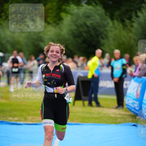 30.08.2026 - Elbe Triathlon Hamburg LAZAROV Photography http://msf.ph/oto/10057706 30.08.2026 11:21:25 Ziel 834 meine-sportfotos.de