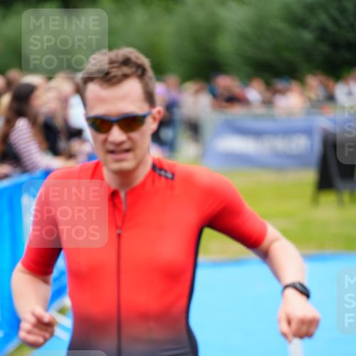 30.08.2026 - Elbe Triathlon Hamburg LAZAROV Photography http://msf.ph/oto/10057853 30.08.2026 11:22:38 Ziel 455, 853, 1102 meine-sportfotos.de