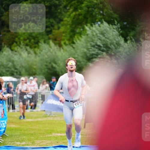 30.08.2026 - Elbe Triathlon Hamburg LAZAROV Photography http://msf.ph/oto/10057937 30.08.2026 11:23:44 Ziel 988, 1015, 1138 meine-sportfotos.de
