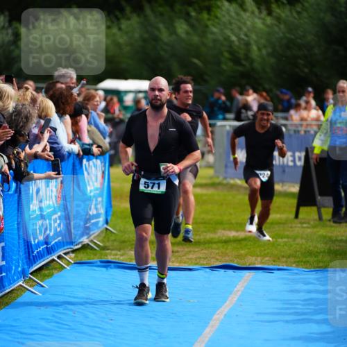 30.08.2026 - Elbe Triathlon Hamburg LAZAROV Photography http://msf.ph/oto/10058273 30.08.2026 11:26:47 Ziel 571, 1119, 1224 meine-sportfotos.de
