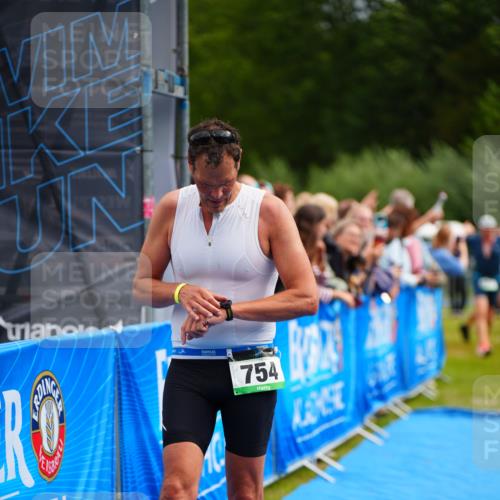 30.08.2026 - Elbe Triathlon Hamburg LAZAROV Photography http://msf.ph/oto/10058422 30.08.2026 11:28:08 Ziel 687, 754 meine-sportfotos.de
