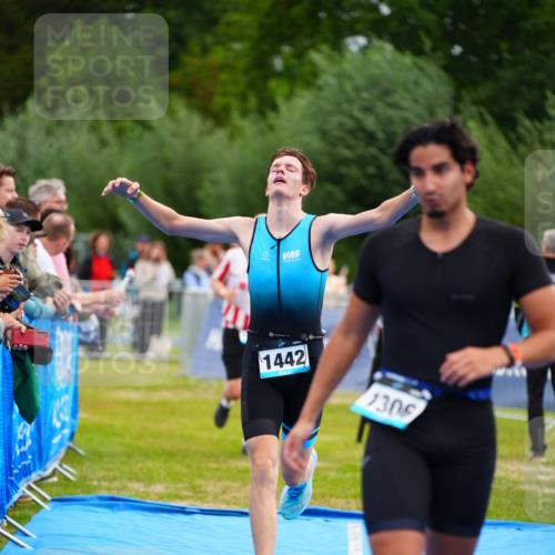 30.08.2026 - Elbe Triathlon Hamburg LAZAROV Photography http://msf.ph/oto/10058720 30.08.2026 11:30:59 Ziel 1018, 1306, 1442 meine-sportfotos.de