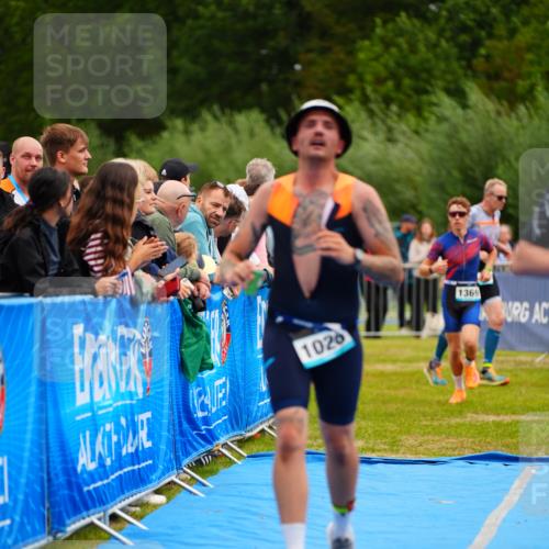 30.08.2026 - Elbe Triathlon Hamburg LAZAROV Photography http://msf.ph/oto/10058809 30.08.2026 11:32:18 Ziel 716, 729, 1026, 1369, 1438 meine-sportfotos.de