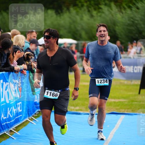 30.08.2026 - Elbe Triathlon Hamburg LAZAROV Photography http://msf.ph/oto/10059027 30.08.2026 11:34:04 Ziel 1166, 1180, 1234, 1452 meine-sportfotos.de