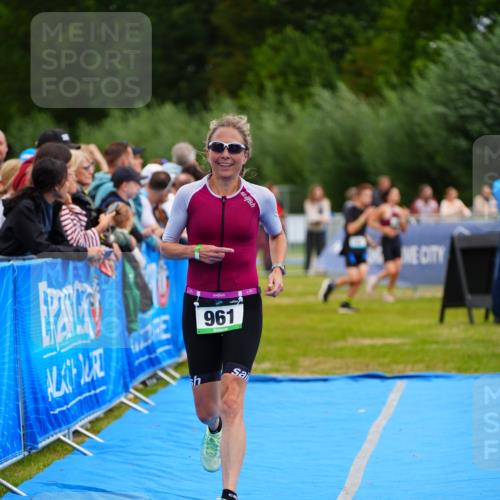 30.08.2026 - Elbe Triathlon Hamburg LAZAROV Photography http://msf.ph/oto/10059376 30.08.2026 11:35:39 Ziel 961 meine-sportfotos.de