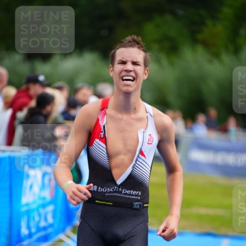 30.08.2026 - Elbe Triathlon Hamburg LAZAROV Photography http://msf.ph/oto/10059496 30.08.2026 11:36:20 Ziel 1446, 1447 meine-sportfotos.de