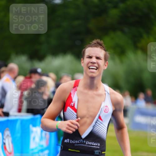 30.08.2026 - Elbe Triathlon Hamburg LAZAROV Photography http://msf.ph/oto/10059499 30.08.2026 11:36:20 Ziel 1446, 1447 meine-sportfotos.de
