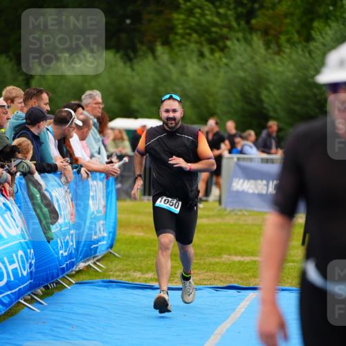 30.08.2026 - Elbe Triathlon Hamburg LAZAROV Photography http://msf.ph/oto/10059701 30.08.2026 11:37:06 Ziel 879, 1050, 1307 meine-sportfotos.de
