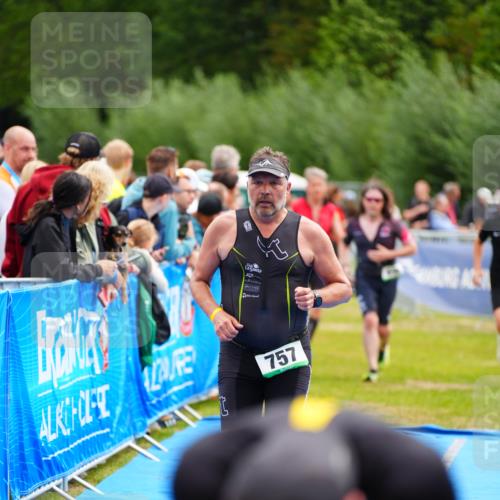 30.08.2026 - Elbe Triathlon Hamburg LAZAROV Photography http://msf.ph/oto/10059851 30.08.2026 11:37:51 Ziel 696, 726, 757, 1374 meine-sportfotos.de