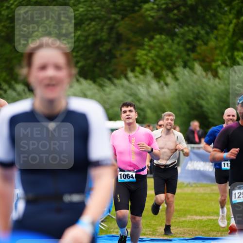 30.08.2026 - Elbe Triathlon Hamburg LAZAROV Photography http://msf.ph/oto/10060178 30.08.2026 11:39:18 Ziel 709, 877, 1064, 1123, 1125, 1205, 1214, 1256 meine-sportfotos.de