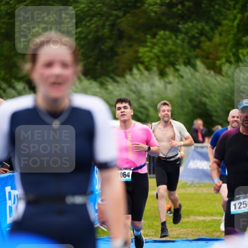30.08.2026 - Elbe Triathlon Hamburg LAZAROV Photography http://msf.ph/oto/10060181 30.08.2026 11:39:18 Ziel 709, 877, 1064, 1123, 1125, 1205, 1214, 1256 meine-sportfotos.de