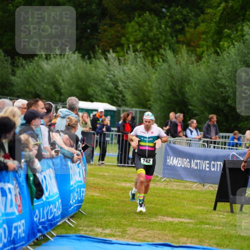 30.08.2026 - Elbe Triathlon Hamburg LAZAROV Photography http://msf.ph/oto/10060346 30.08.2026 11:39:58 Ziel 742, 1268, 1371 meine-sportfotos.de