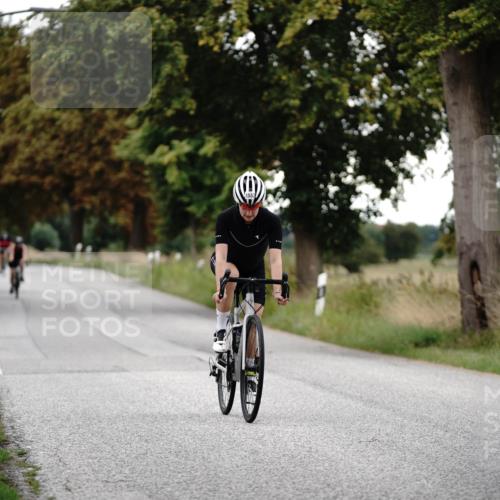 30.08.2026 - Elbe Triathlon Hamburg Michael Burmester http://msf.ph/oto/10060436 30.08.2026 11:45:16 Radfahren 1557, 1603 meine-sportfotos.de