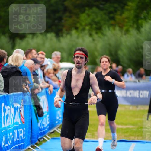 30.08.2026 - Elbe Triathlon Hamburg LAZAROV Photography http://msf.ph/oto/10060456 30.08.2026 11:40:53 Ziel 694, 933, 1375 meine-sportfotos.de