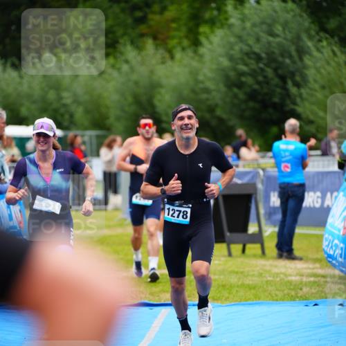 30.08.2026 - Elbe Triathlon Hamburg LAZAROV Photography http://msf.ph/oto/10060580 30.08.2026 11:41:23 Ziel 806, 1202, 1278 meine-sportfotos.de