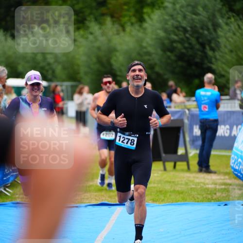 30.08.2026 - Elbe Triathlon Hamburg LAZAROV Photography http://msf.ph/oto/10060583 30.08.2026 11:41:23 Ziel 806, 1202, 1278 meine-sportfotos.de