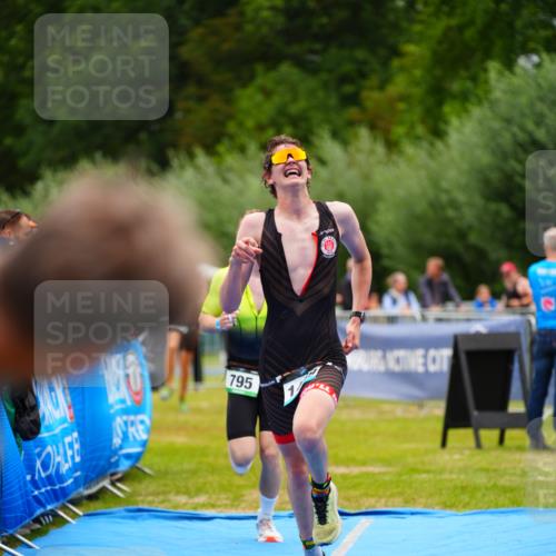 30.08.2026 - Elbe Triathlon Hamburg LAZAROV Photography http://msf.ph/oto/10060663 30.08.2026 11:41:44 Ziel 795, 1272, 1449 meine-sportfotos.de