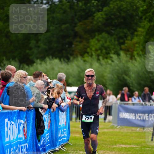 30.08.2026 - Elbe Triathlon Hamburg LAZAROV Photography http://msf.ph/oto/10060729 30.08.2026 11:42:01 Ziel 720 meine-sportfotos.de