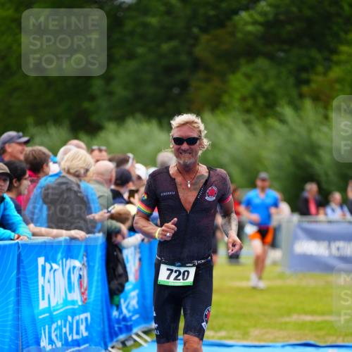 30.08.2026 - Elbe Triathlon Hamburg LAZAROV Photography http://msf.ph/oto/10060746 30.08.2026 11:42:02 Ziel 720 meine-sportfotos.de