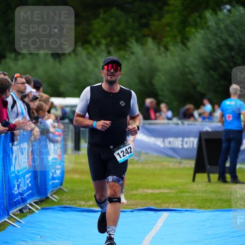 30.08.2026 - Elbe Triathlon Hamburg LAZAROV Photography http://msf.ph/oto/10061044 30.08.2026 11:43:23 Ziel 1242, 1390 meine-sportfotos.de