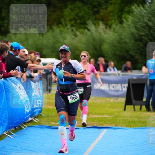 30.08.2026 - Elbe Triathlon Hamburg LAZAROV Photography http://msf.ph/oto/10061648 30.08.2026 11:45:28 Ziel 868, 969 meine-sportfotos.de
