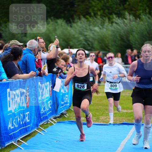 30.08.2026 - Elbe Triathlon Hamburg LAZAROV Photography http://msf.ph/oto/10062041 30.08.2026 11:47:28 Ziel 809, 814, 828, 1383 meine-sportfotos.de