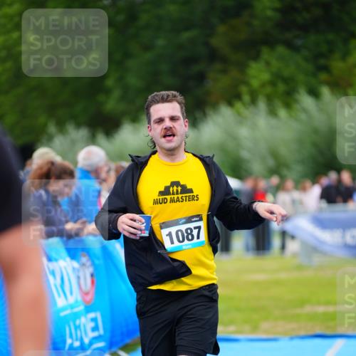 30.08.2026 - Elbe Triathlon Hamburg LAZAROV Photography http://msf.ph/oto/10062439 30.08.2026 11:48:50 Ziel 1087 meine-sportfotos.de